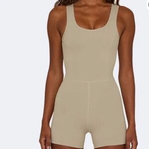 Sportbody shortysuit in dugout